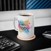 Taza Personalizada 15 oz en Escritorio Taza personalizada 15 oz con café junto a un teclado en un escritorio.