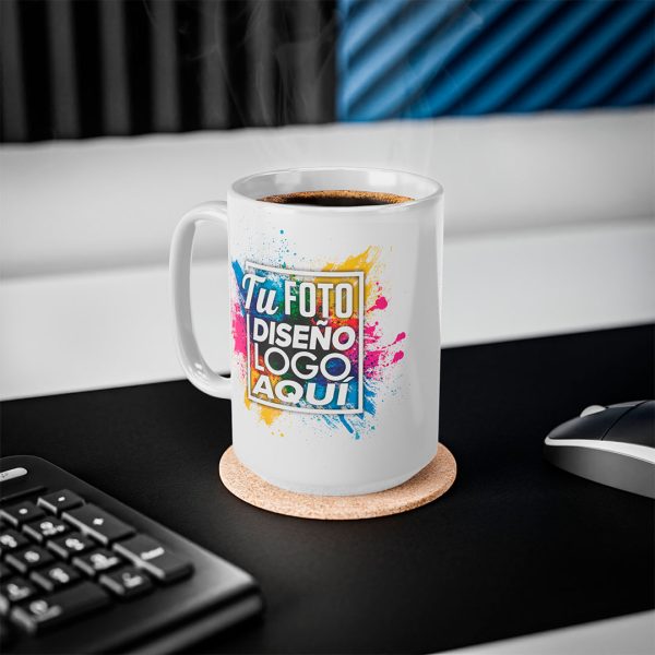 Taza personalizada 15 oz con café junto a un teclado en un escritorio.