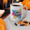 Taza Personalizada 15 oz Edición Especial Taza personalizada 15 oz rodeada de dulces y decoración de Halloween.