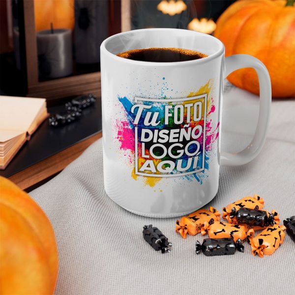 Taza Personalizada 15 oz Edición Especial Taza personalizada 15 oz rodeada de dulces y decoración de Halloween.