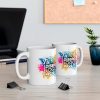 Dos tazas personalizadas 11 oz con diseño corporativo sobre un escritorio de trabajo