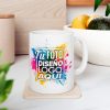 Taza personalizada 11 oz llena de café caliente ambientada en una sala de estar de una casa