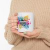Mujer sosteniendo una taza personalizada 11 oz con ambas manos en actitud relajada