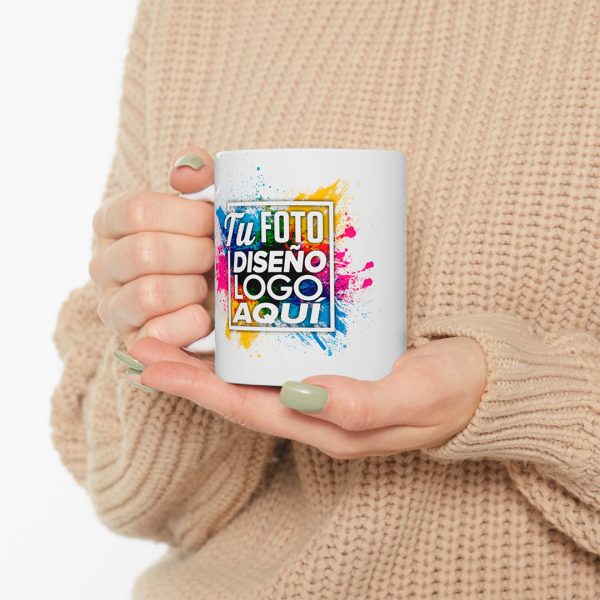 Mujer sosteniendo una taza personalizada 11 oz con ambas manos en actitud relajada