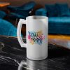 Vaso shopero personalizado 16 oz 470 ml sobre mesa de mármol negro en ambiente de salón elegante