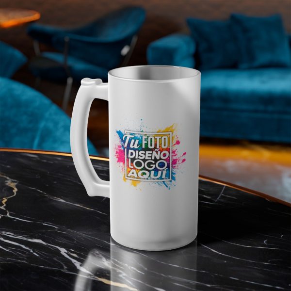 Vaso shopero personalizado 16 oz 470 ml sobre mesa de mármol negro en ambiente de salón elegante